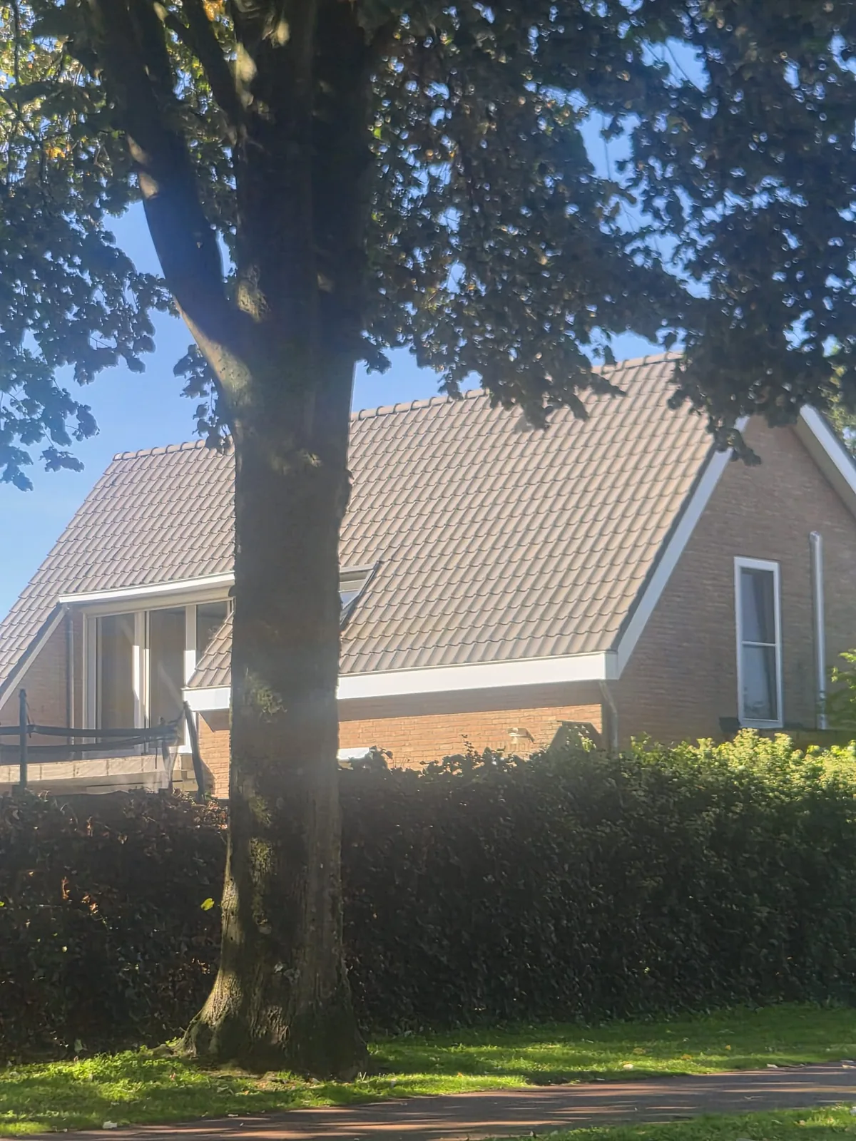 Na: het nieuwe dak vanaf de straat