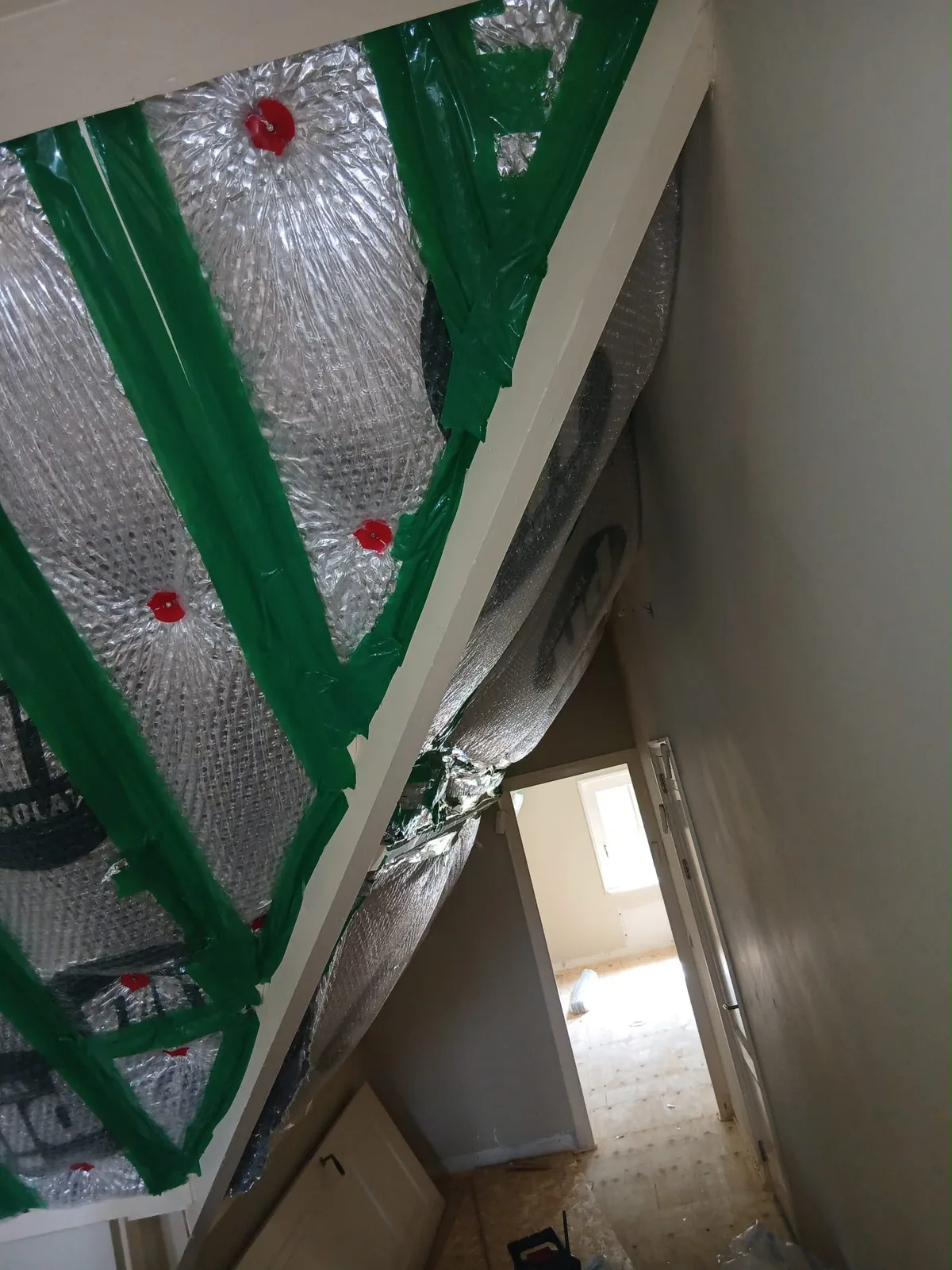 Dakisolatie langs de schuine wand