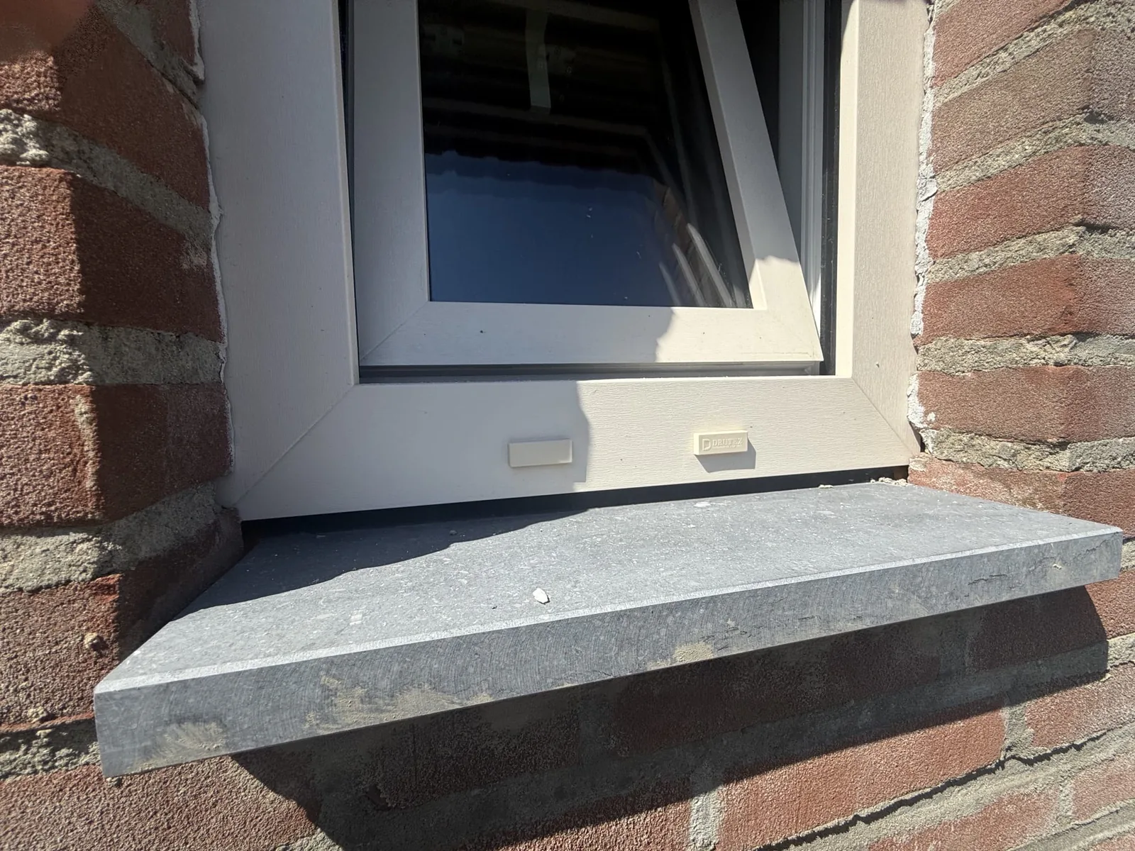 Kozijnaansluiting met nieuwe onderdorpel