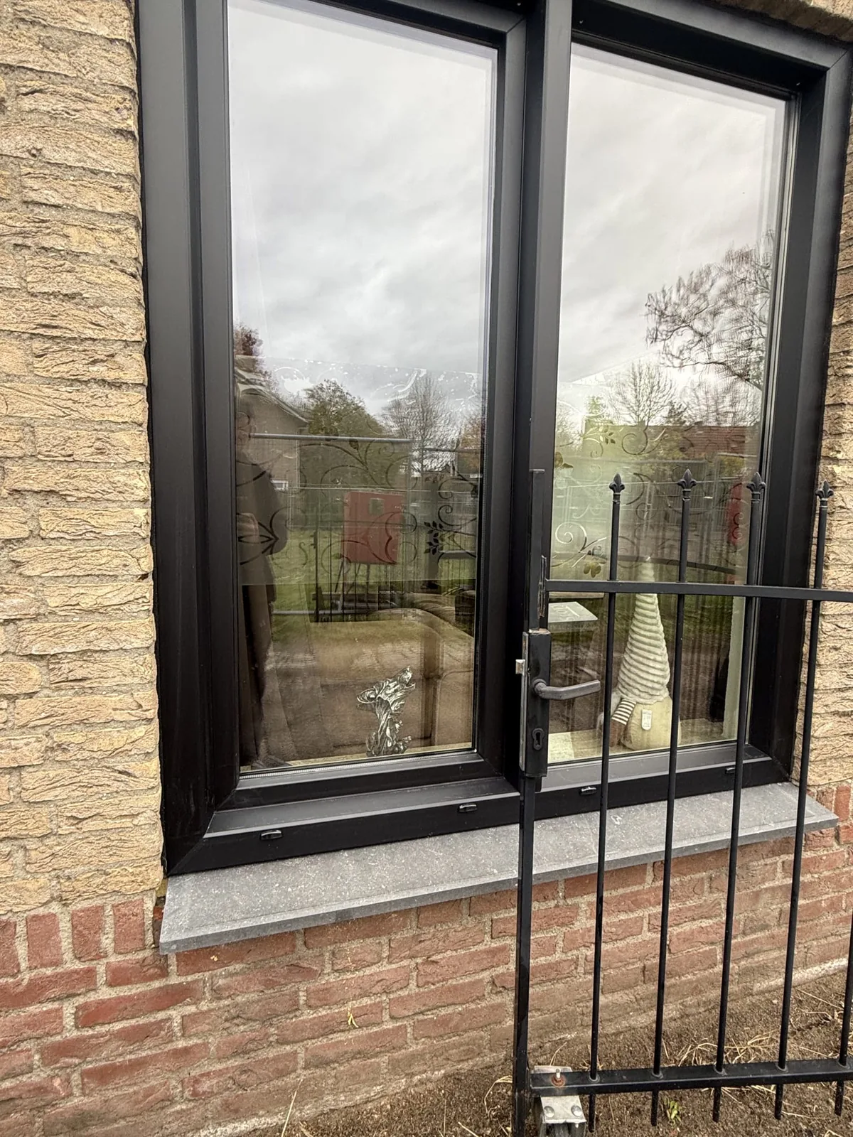 Kozijn met natuurstenen dorpel