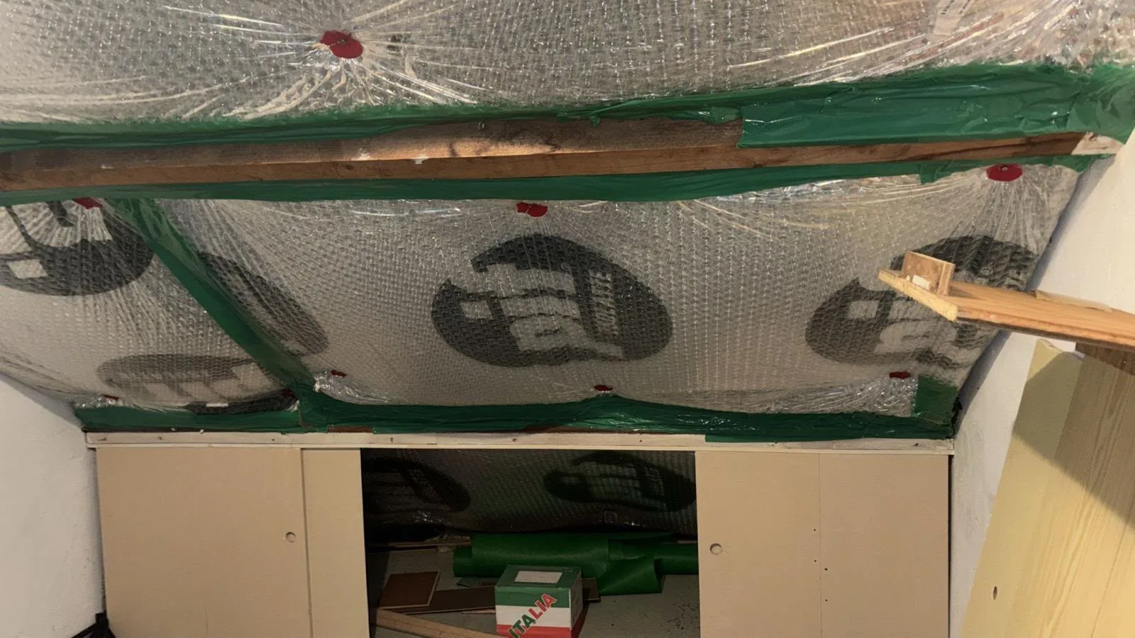 Isolatiefolie tegen het plafond