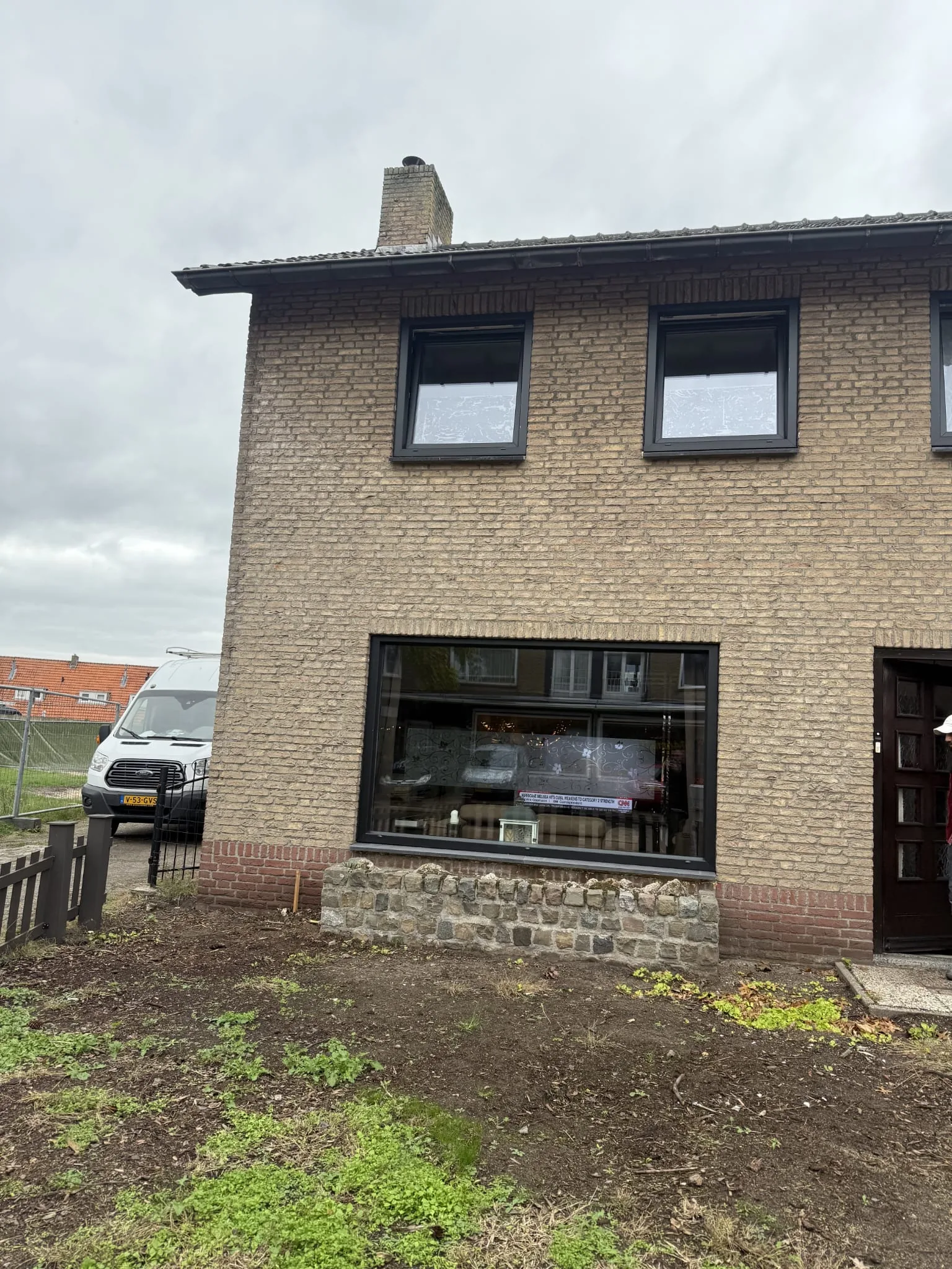 Voorgevel met nieuwe kozijnen
