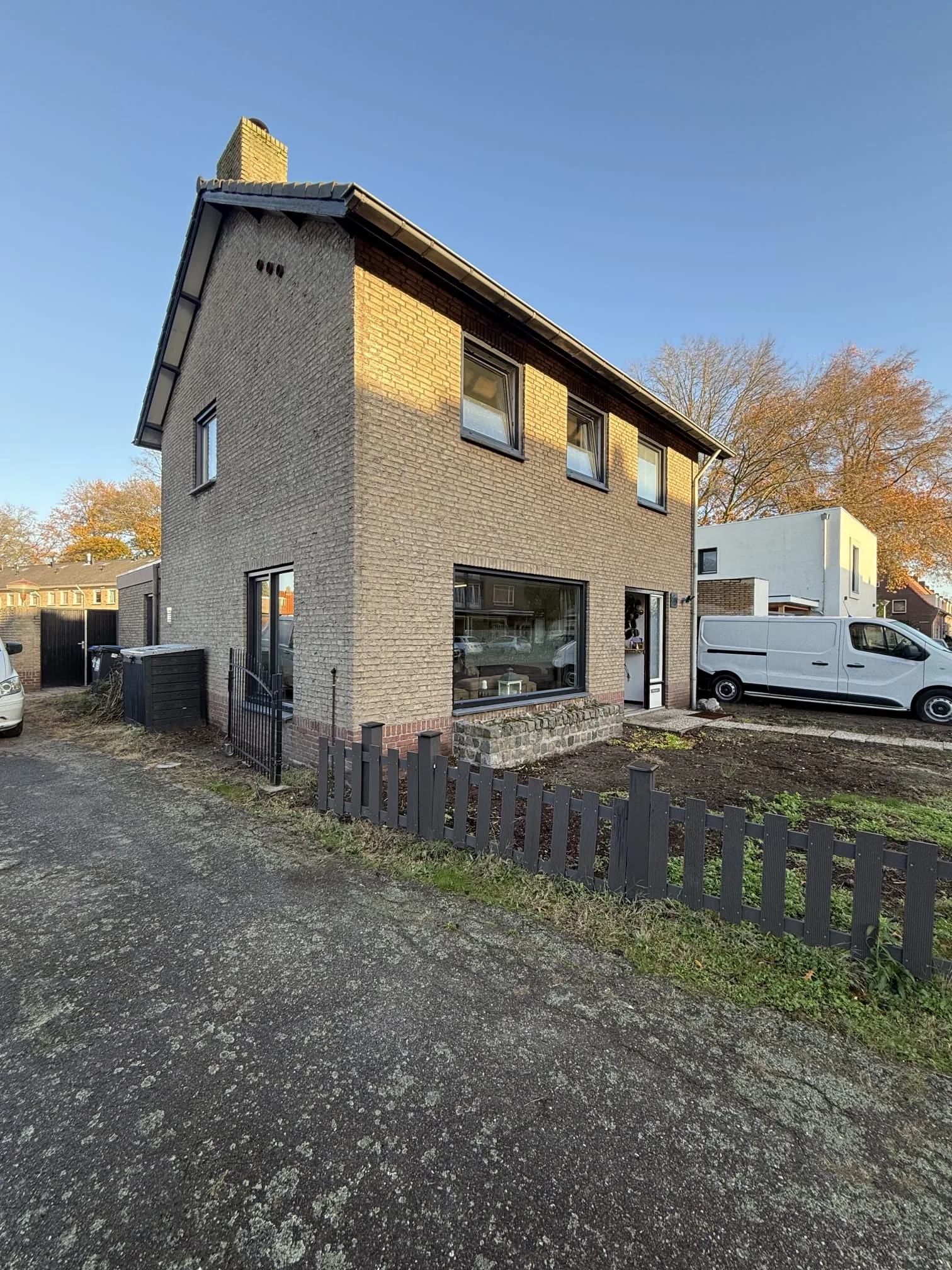 Zijgevel met nieuwe kozijnen
