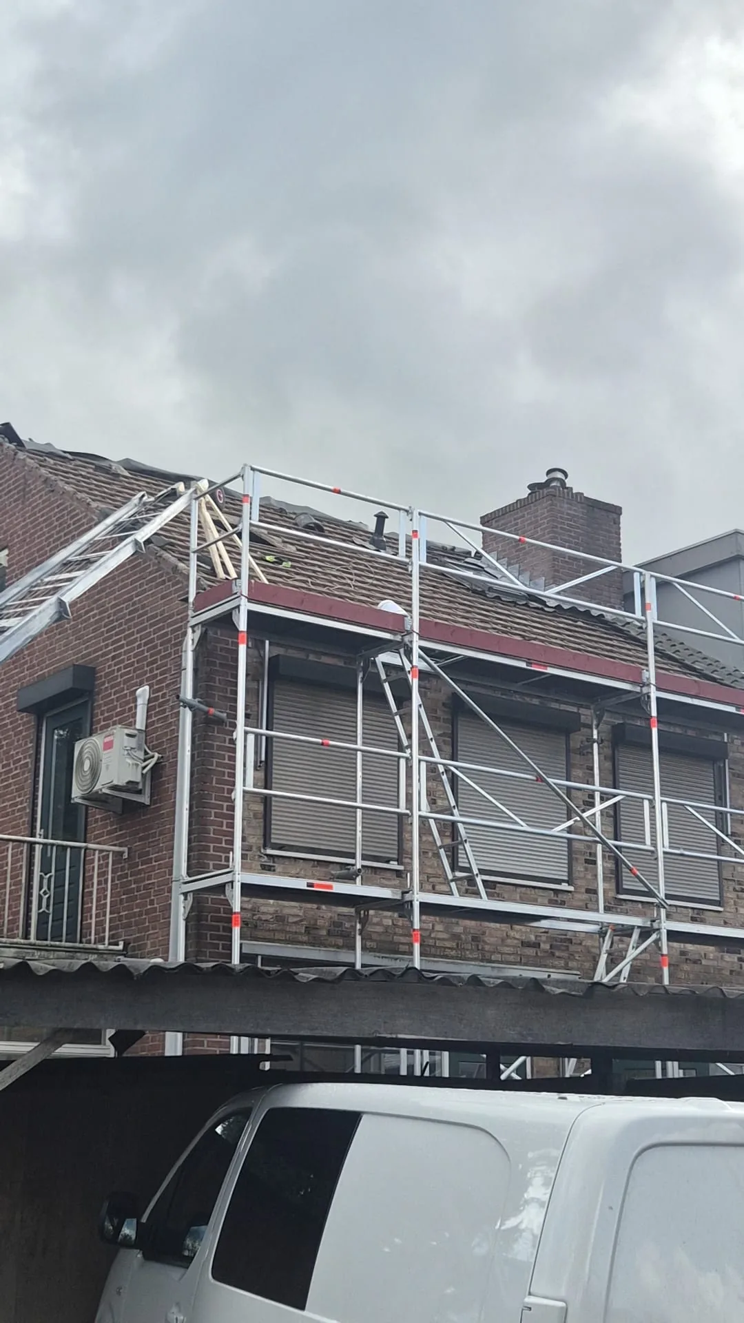 Steiger rond het dak tijdens de renovatie